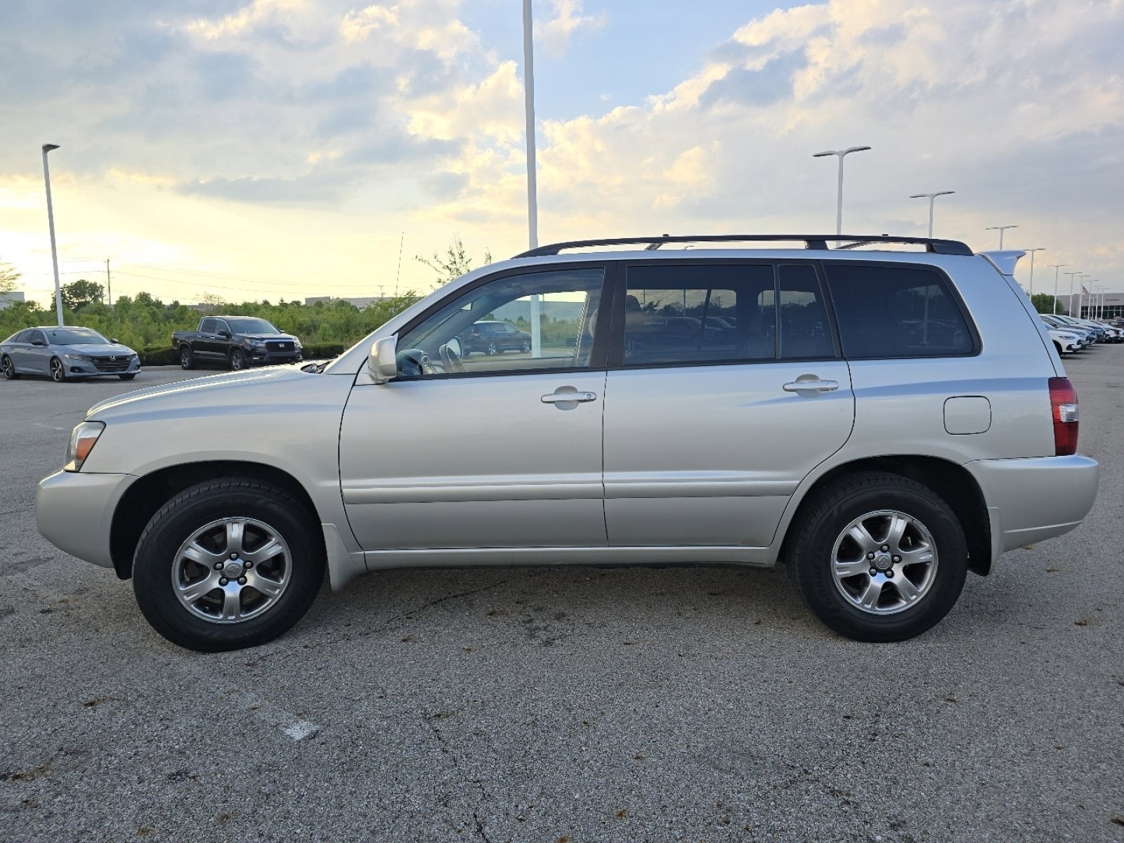 Used 2005 Toyota Highlander 2WD V6 w/ 3rd Row image 10