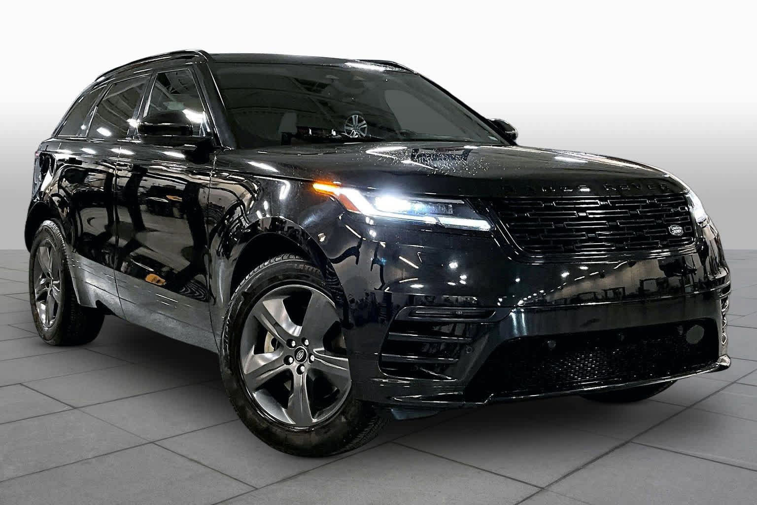 Used 2025 Land Rover Range Rover Velar Dynamic SE image 3
