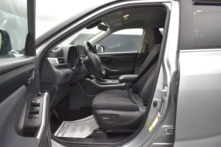 Used 2025 Toyota Highlander LE FWD image 14