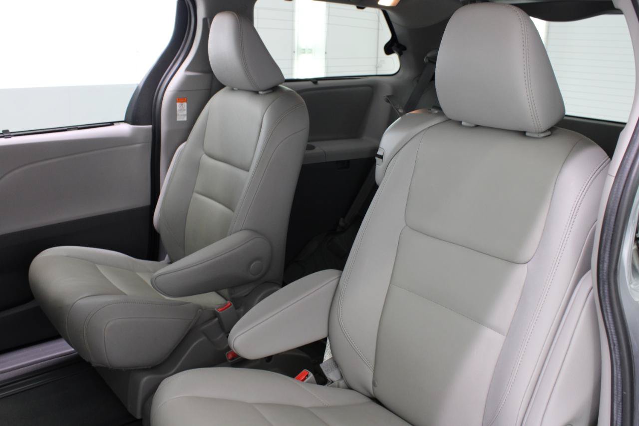 Used 2020 Toyota Sienna XLE Premium FWD image 31