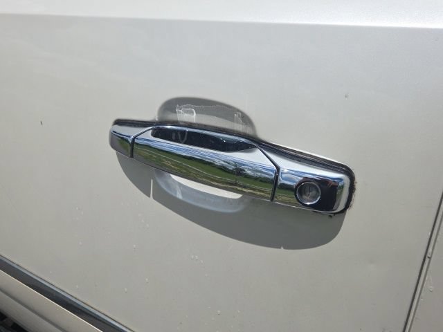 Used 2010 Chevrolet Avalanche LTZ AWD/4WD image 15