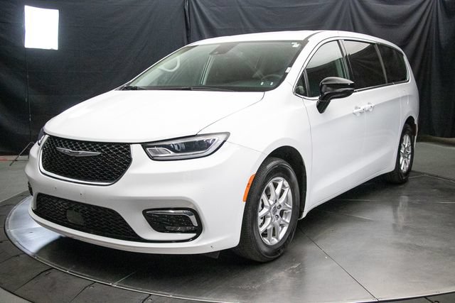 Used 2024 Chrysler Pacifica Touring-L FWD image 7