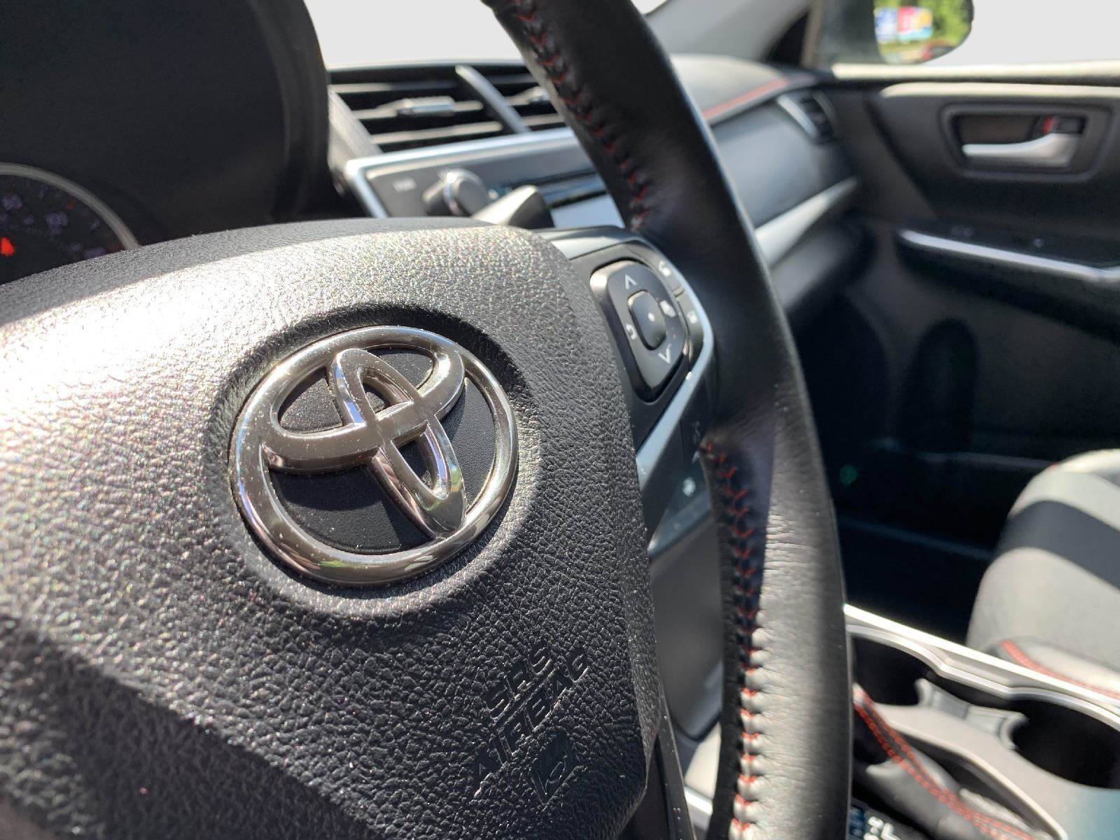 Used 2017 Toyota Camry SE w/ Moonroof Package FWD image 41