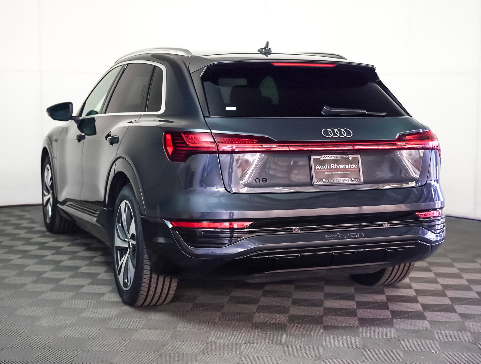 Used 2024 Audi Q8 e-tron Premium Plus w/ Premium Plus Package image 2