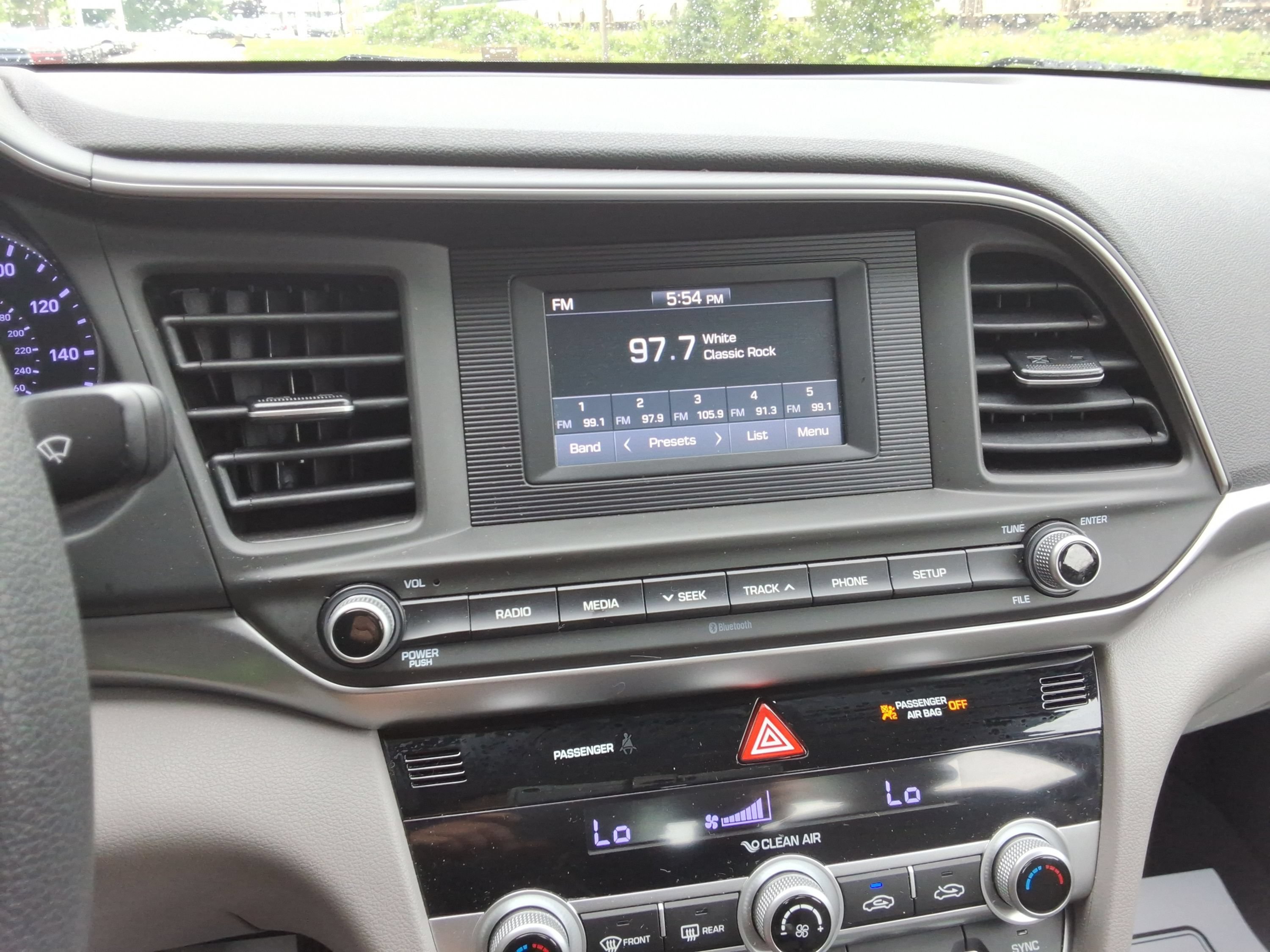 Used 2020 Hyundai Elantra SE FWD image 15