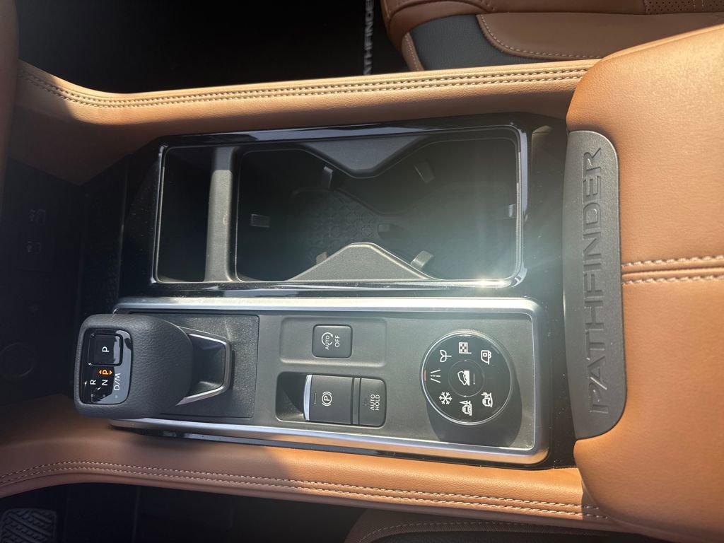 Certified 2025 Nissan Pathfinder Platinum w/ Black Appearance Package image 28