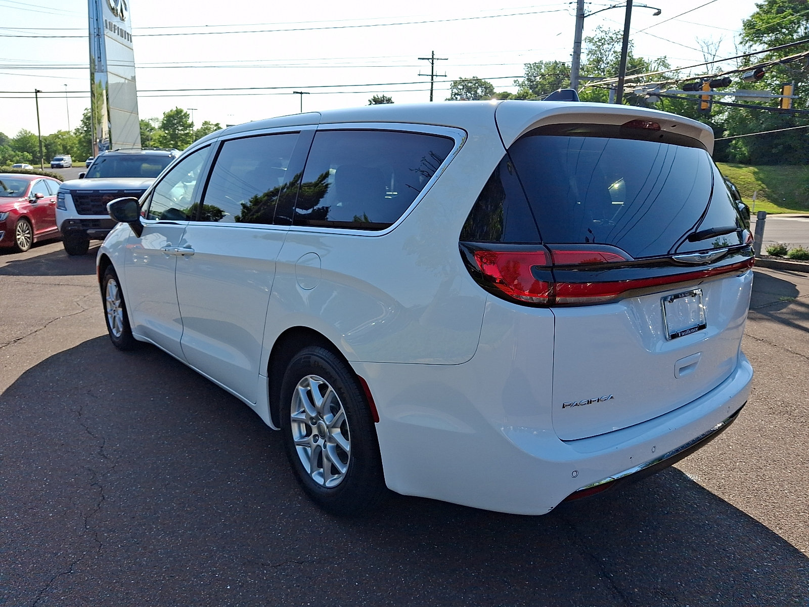 Used 2023 Chrysler Pacifica Touring-L FWD image 4
