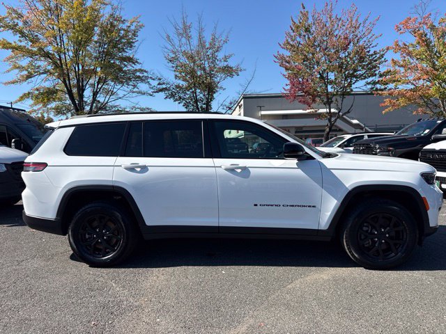 Used 2025 Jeep Grand Cherokee L Altitude AWD/4WD image 17