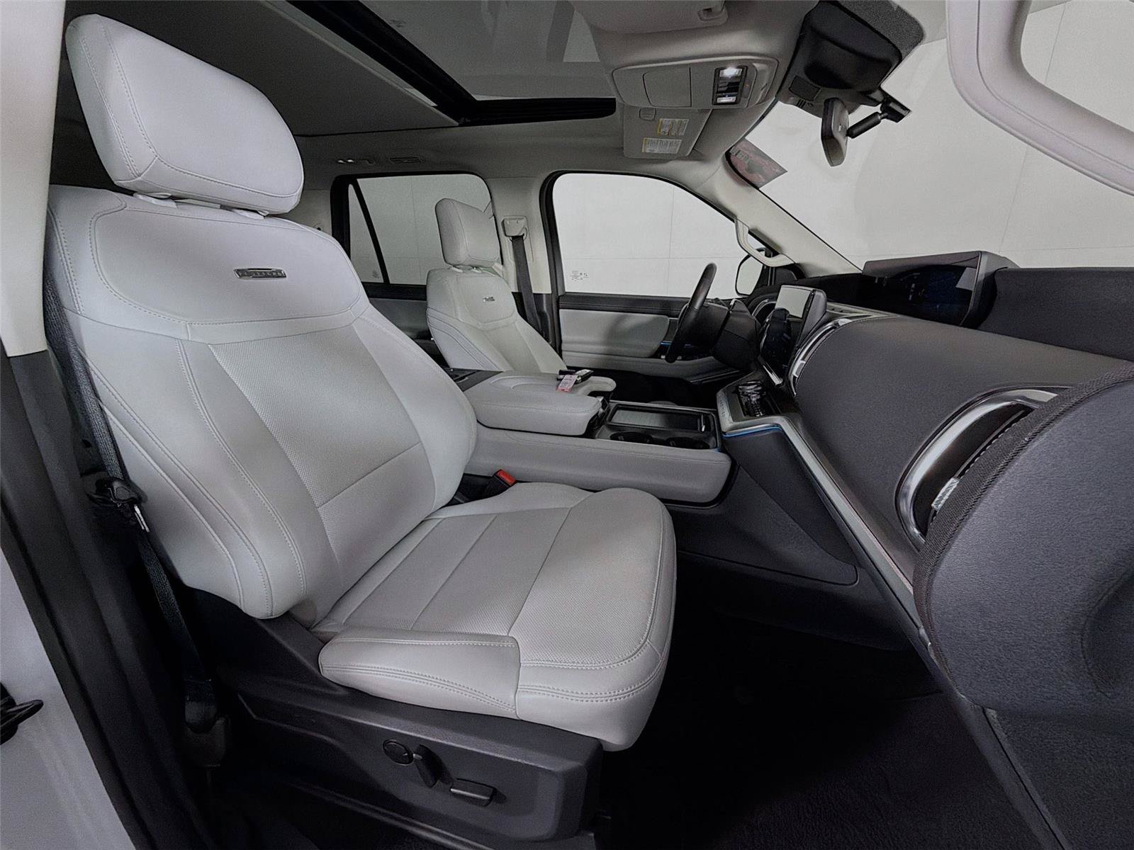 Used 2025 Ford Expedition Platinum AWD/4WD image 31