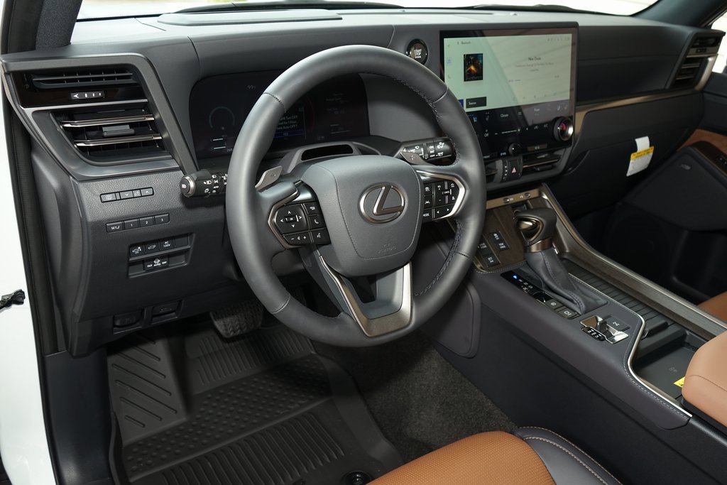 Used 2025 Lexus GX 550 image 2