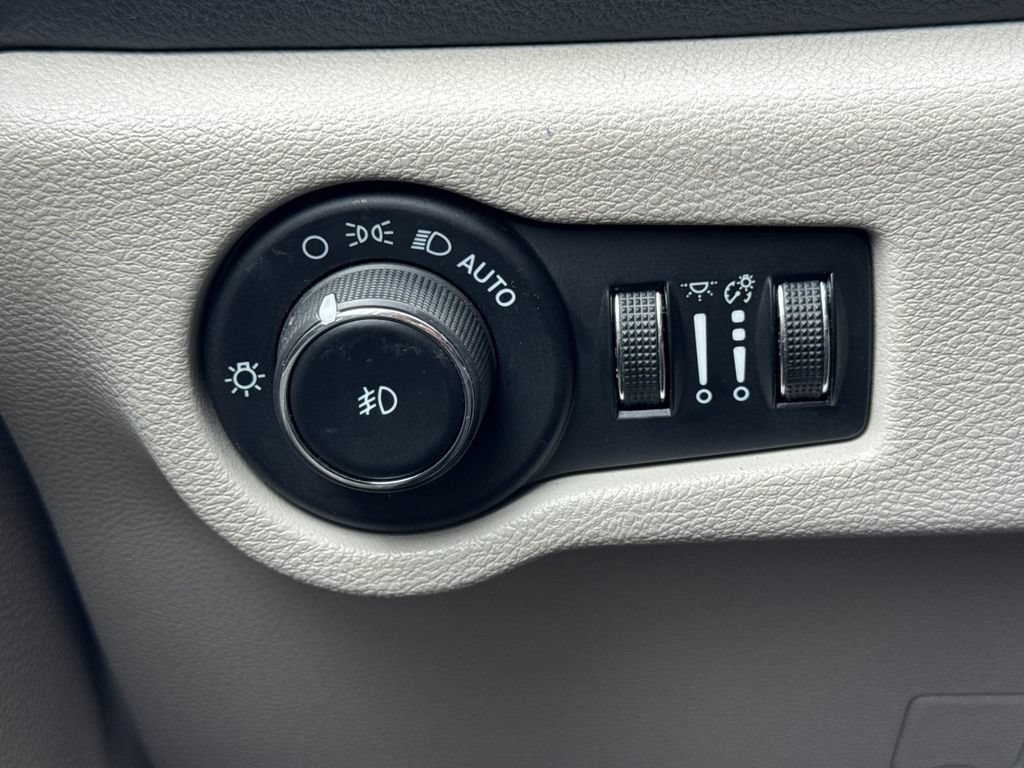 Used 2023 Chrysler Pacifica Touring-L FWD image 30