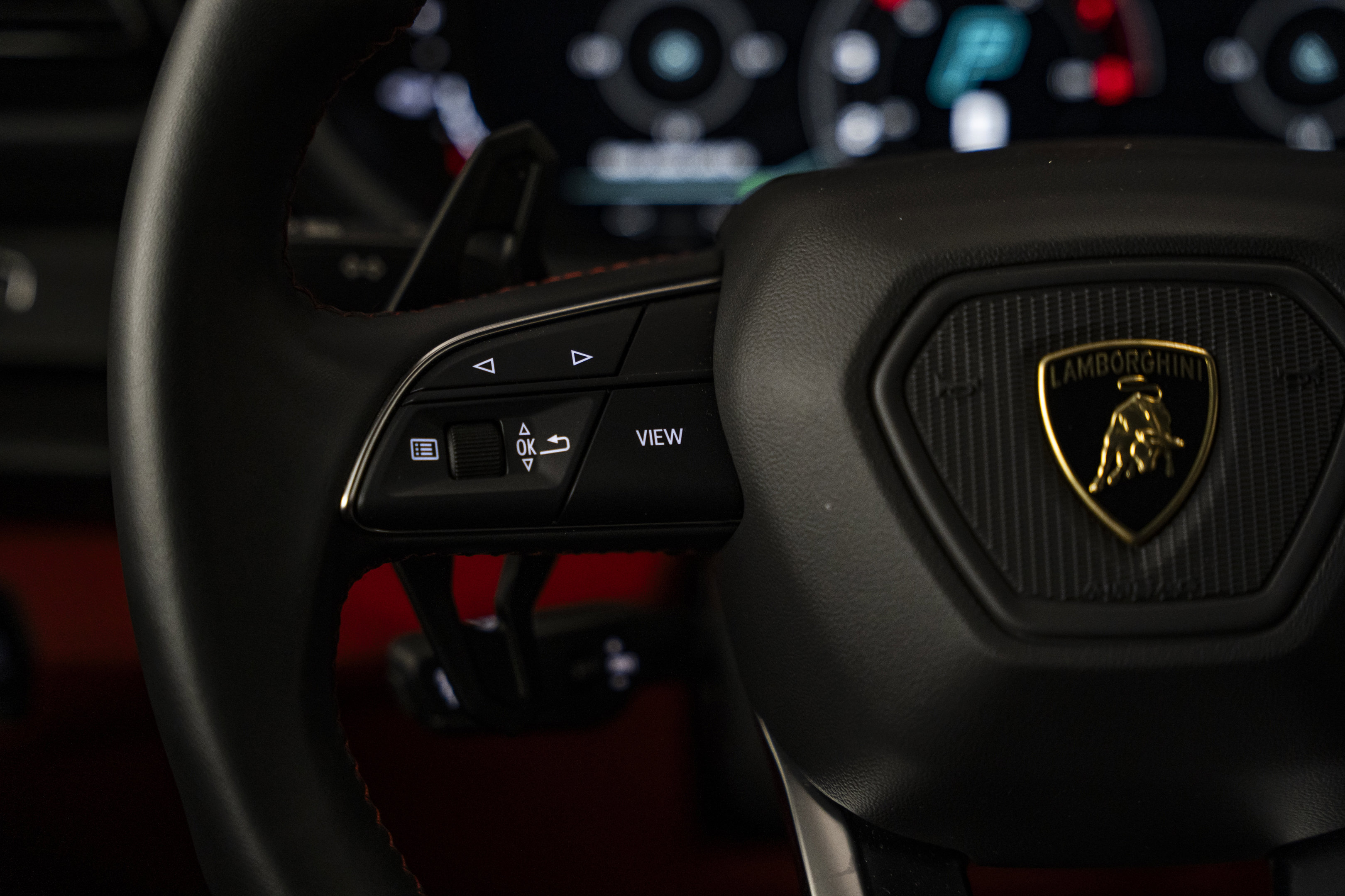 Used 2025 Lamborghini Urus SE AWD/4WD image 43
