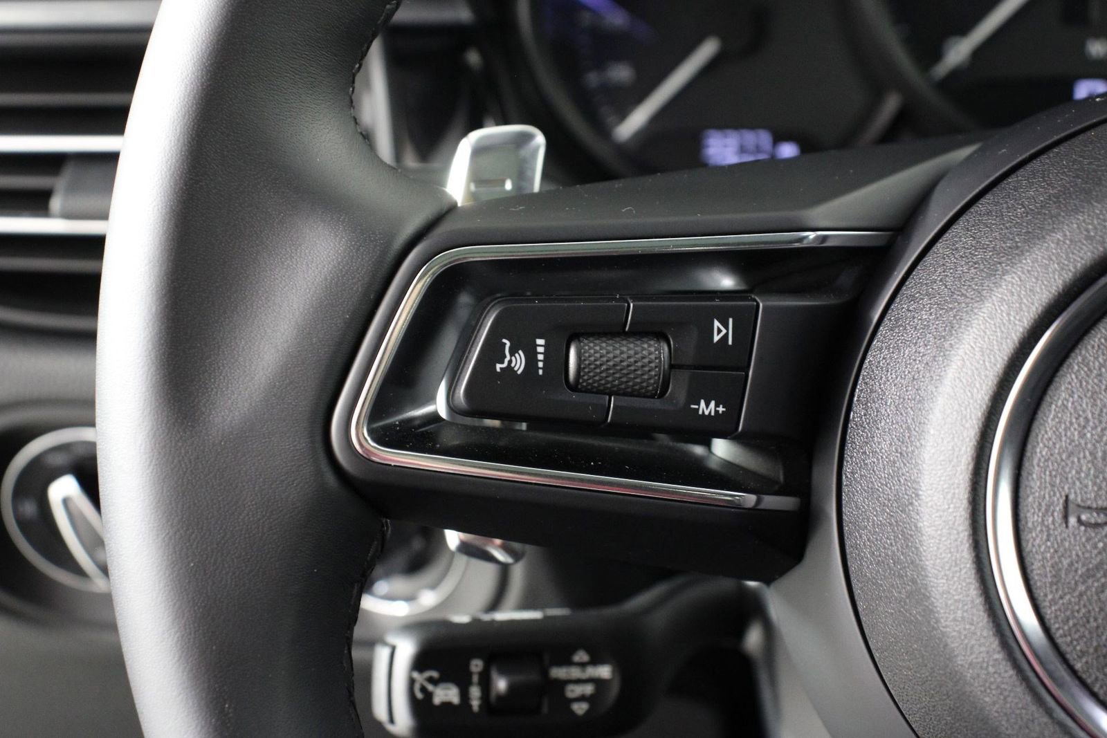 Certified 2025 Porsche Macan image 14