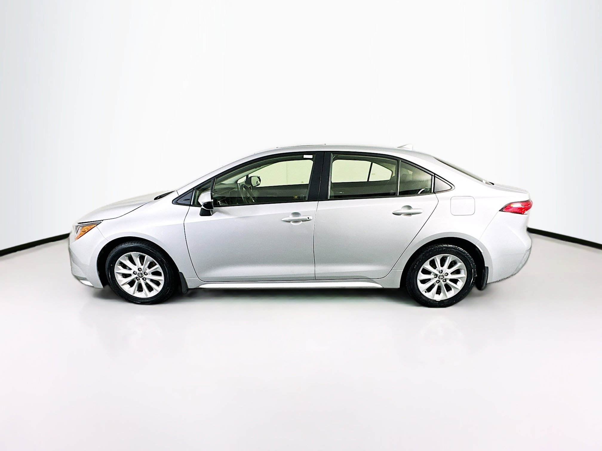 Used 2020 Toyota Corolla LE w/ LE Premium Package FWD image 4