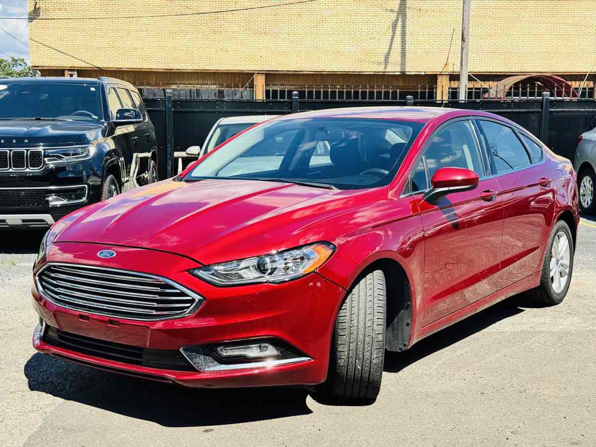 Used 2018 Ford Fusion SE w/ Fusion SE Technology Package FWD image 10