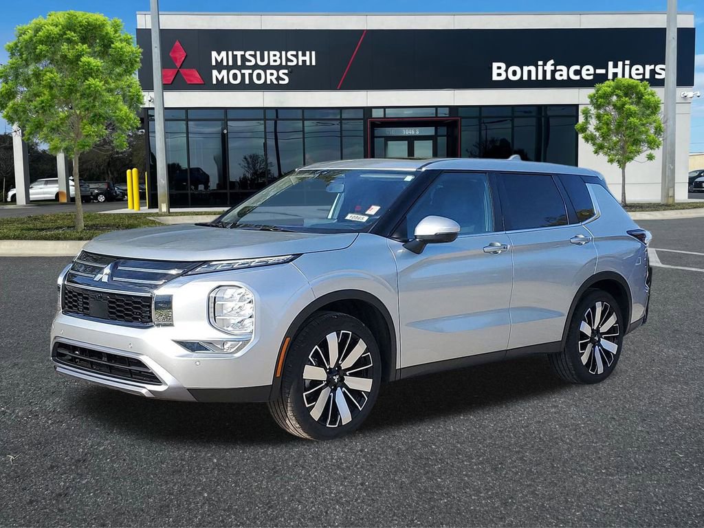 Used 2025 Mitsubishi Outlander SE image 2