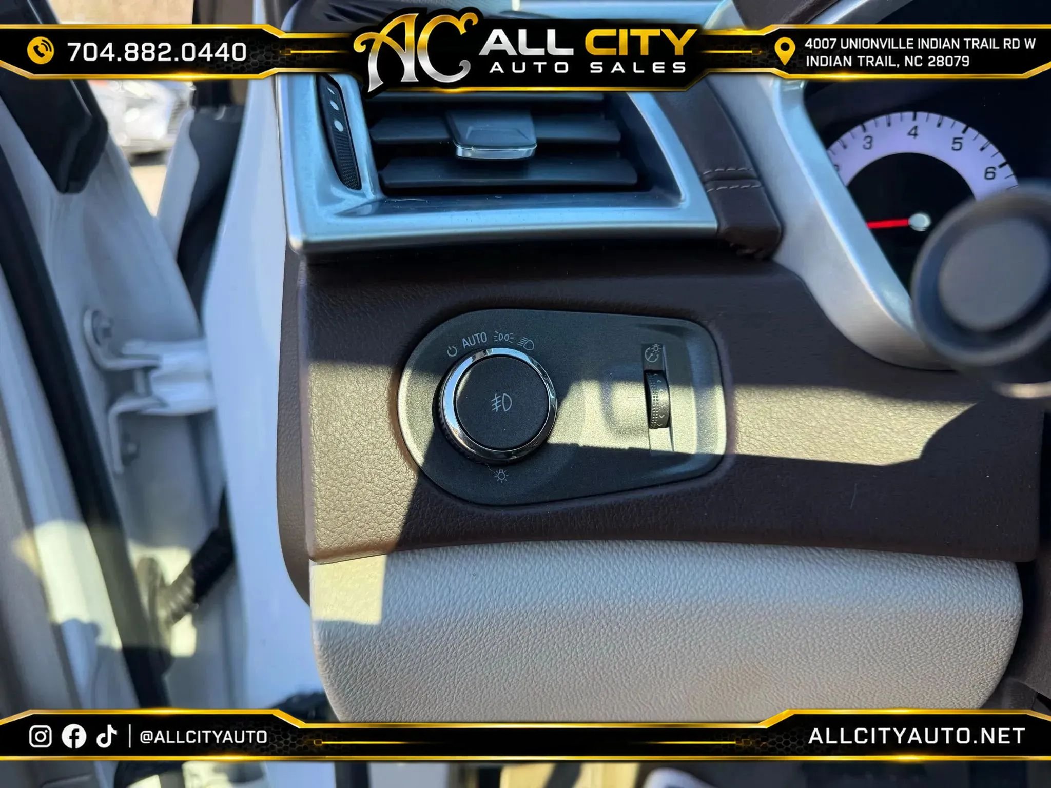 Used 2010 Cadillac SRX Premium FWD image 23