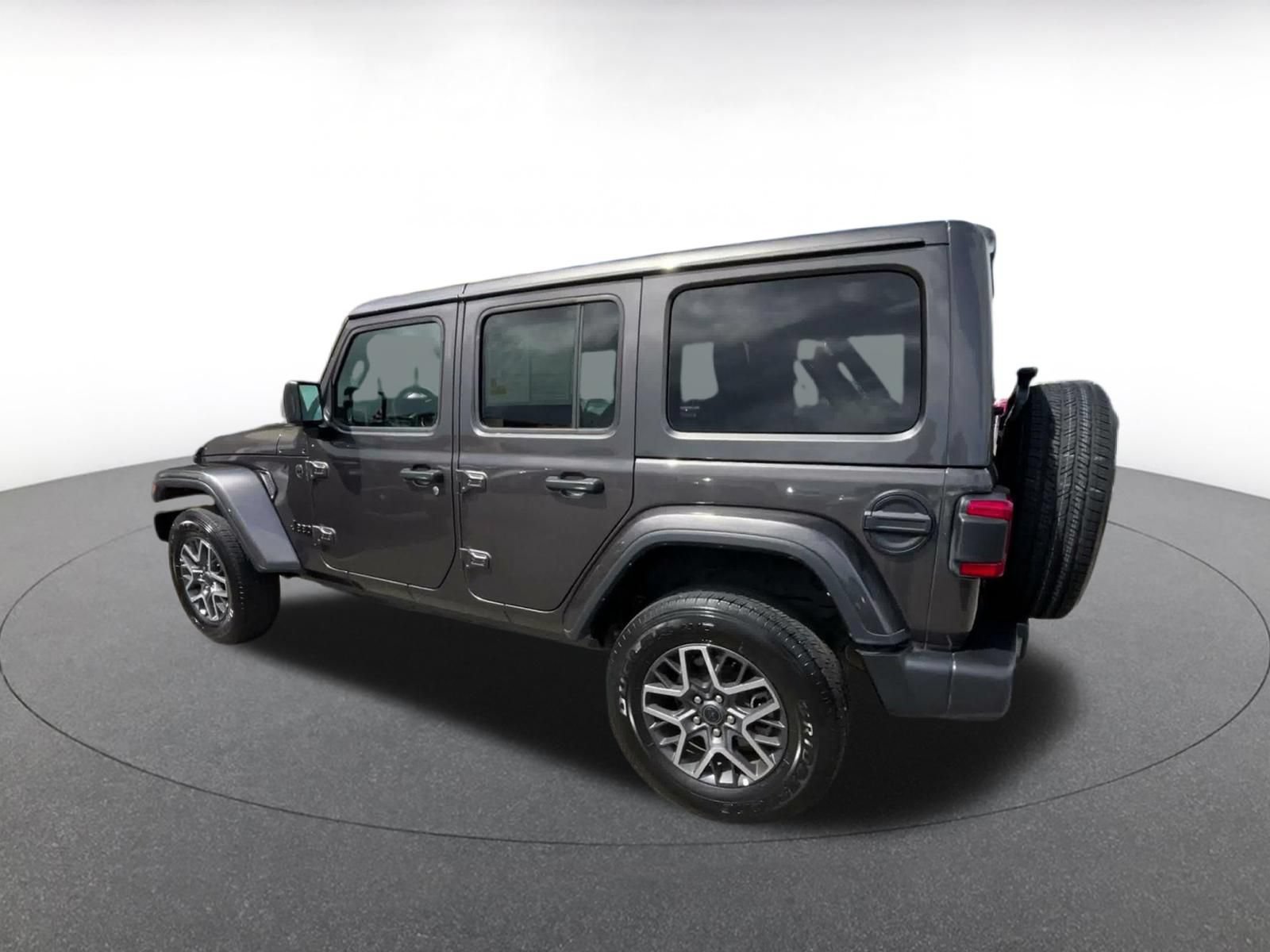 Used 2025 Jeep Wrangler Unlimited Sahara AWD/4WD image 9