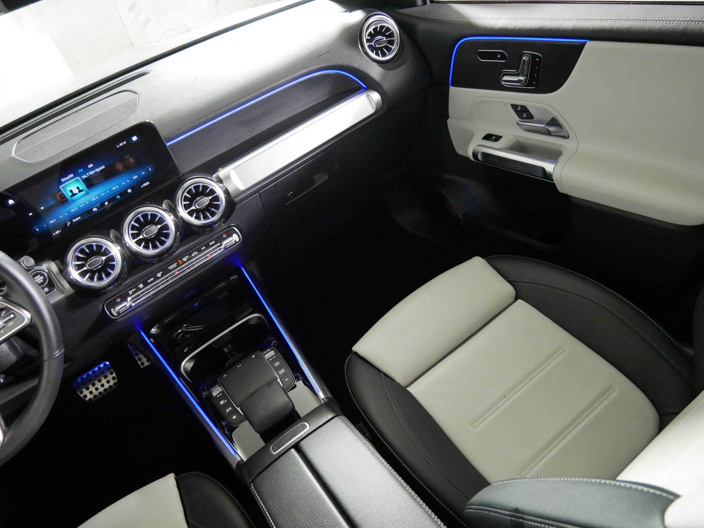 Used 2023 Mercedes-Benz GLB 250 4MATIC image 11