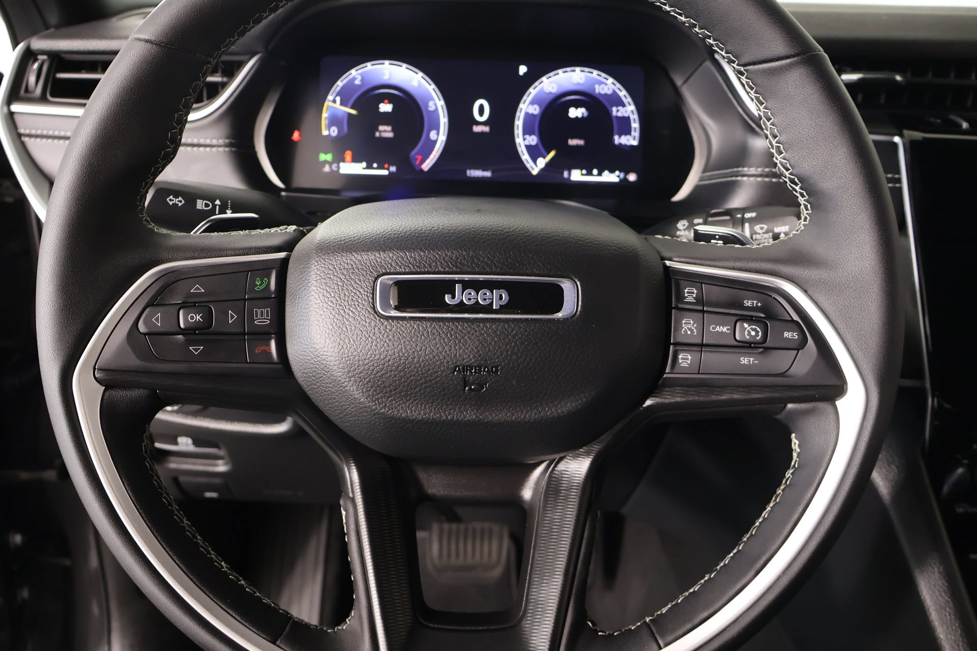 Used 2025 Jeep Grand Cherokee Altitude RWD image 3