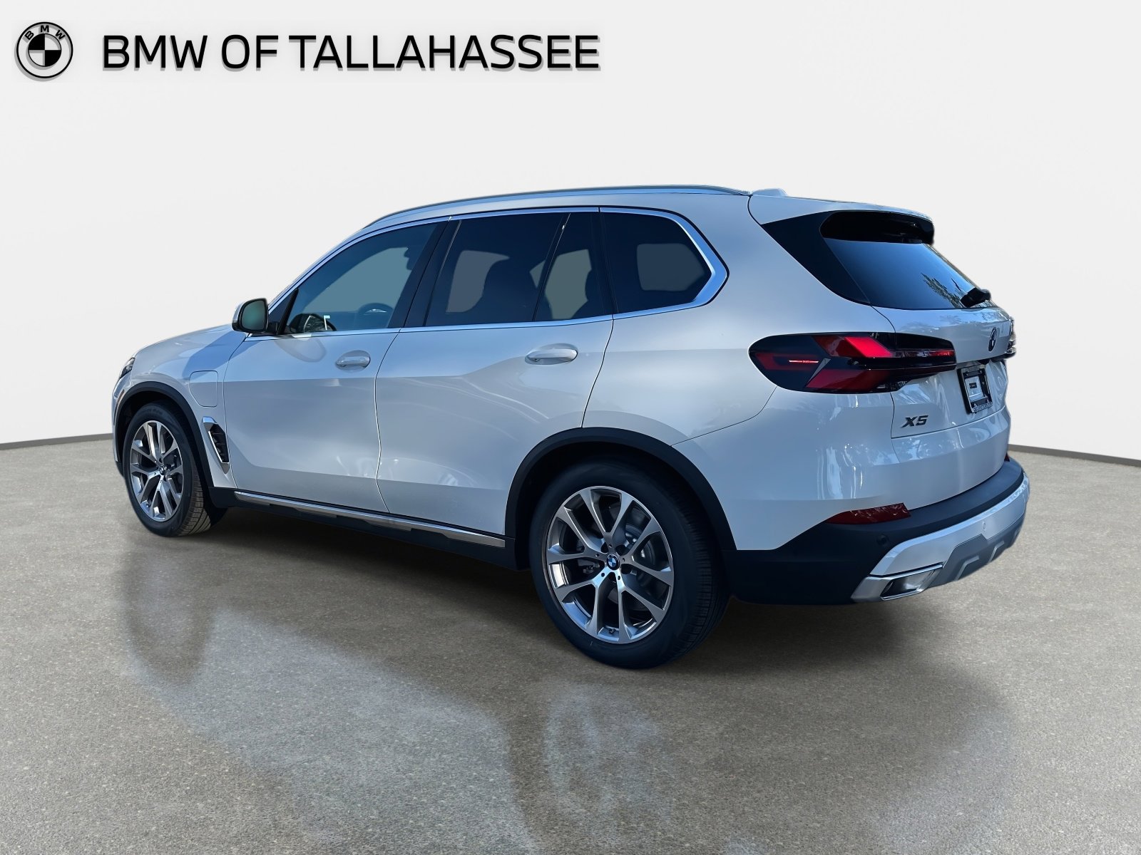 New 2026 BMW X5 xDrive50e w/ Premium Package AWD/4WD image 3