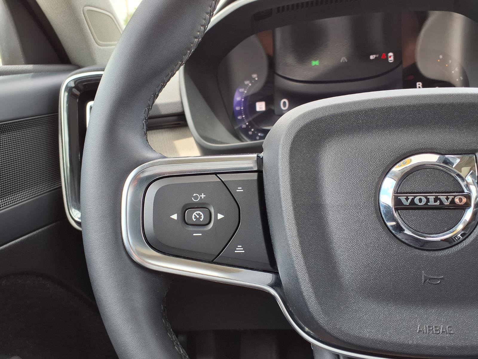 Used 2023 Volvo XC40 B5 Plus image 30