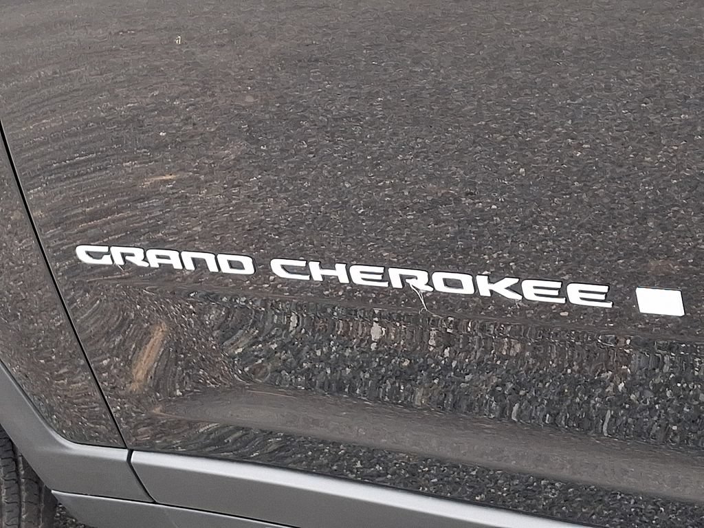 Used 2024 Jeep Grand Cherokee Laredo w/ Luxury Tech Group I AWD/4WD image 30