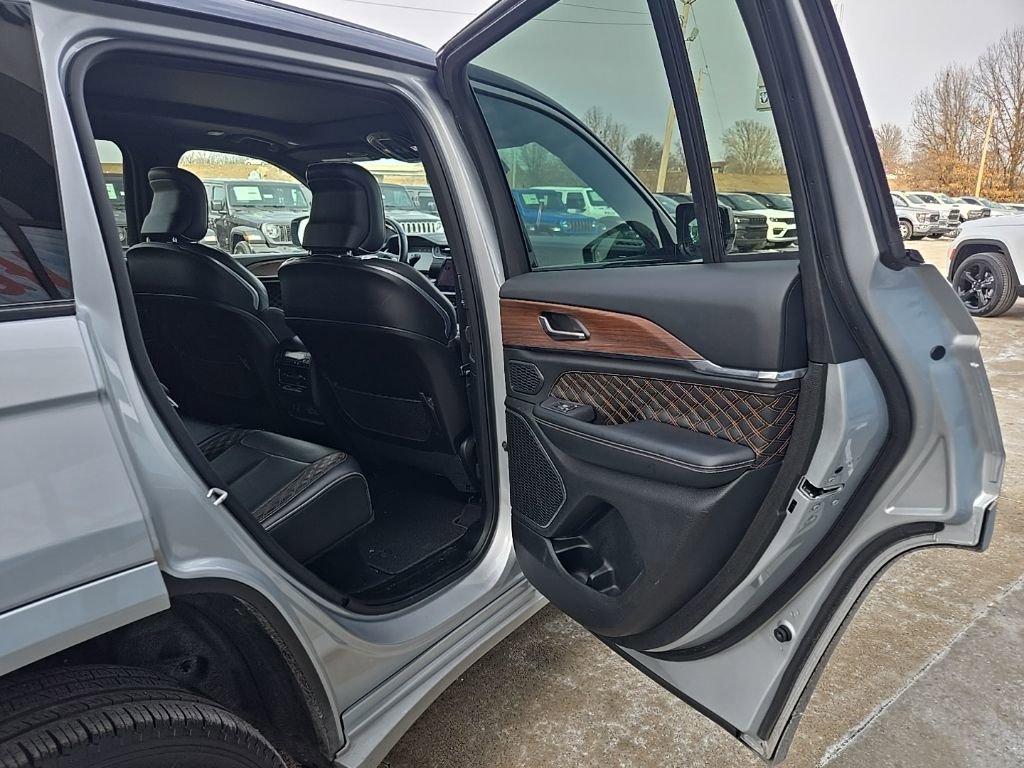 Used 2025 Jeep Grand Cherokee Summit image 82