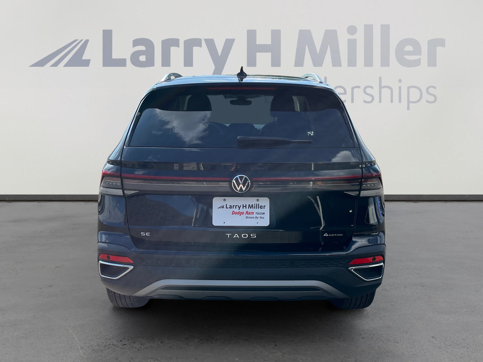 Used 2025 Volkswagen Taos SE AWD/4WD image 4