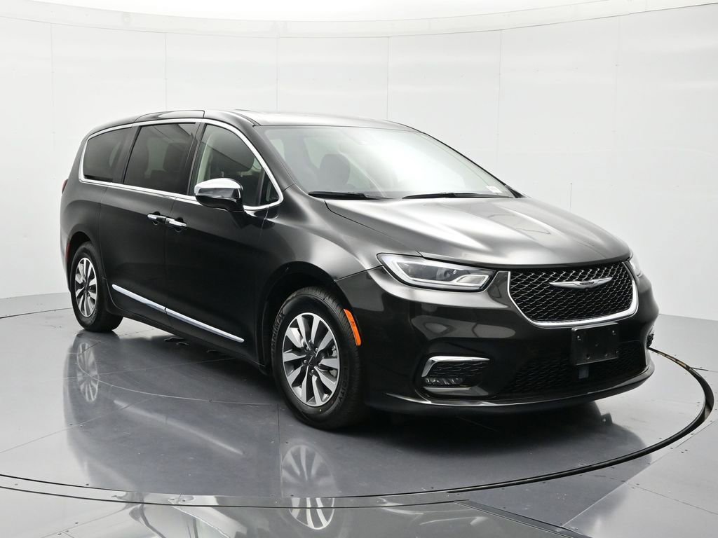Used 2023 Chrysler Pacifica Limited FWD image 3