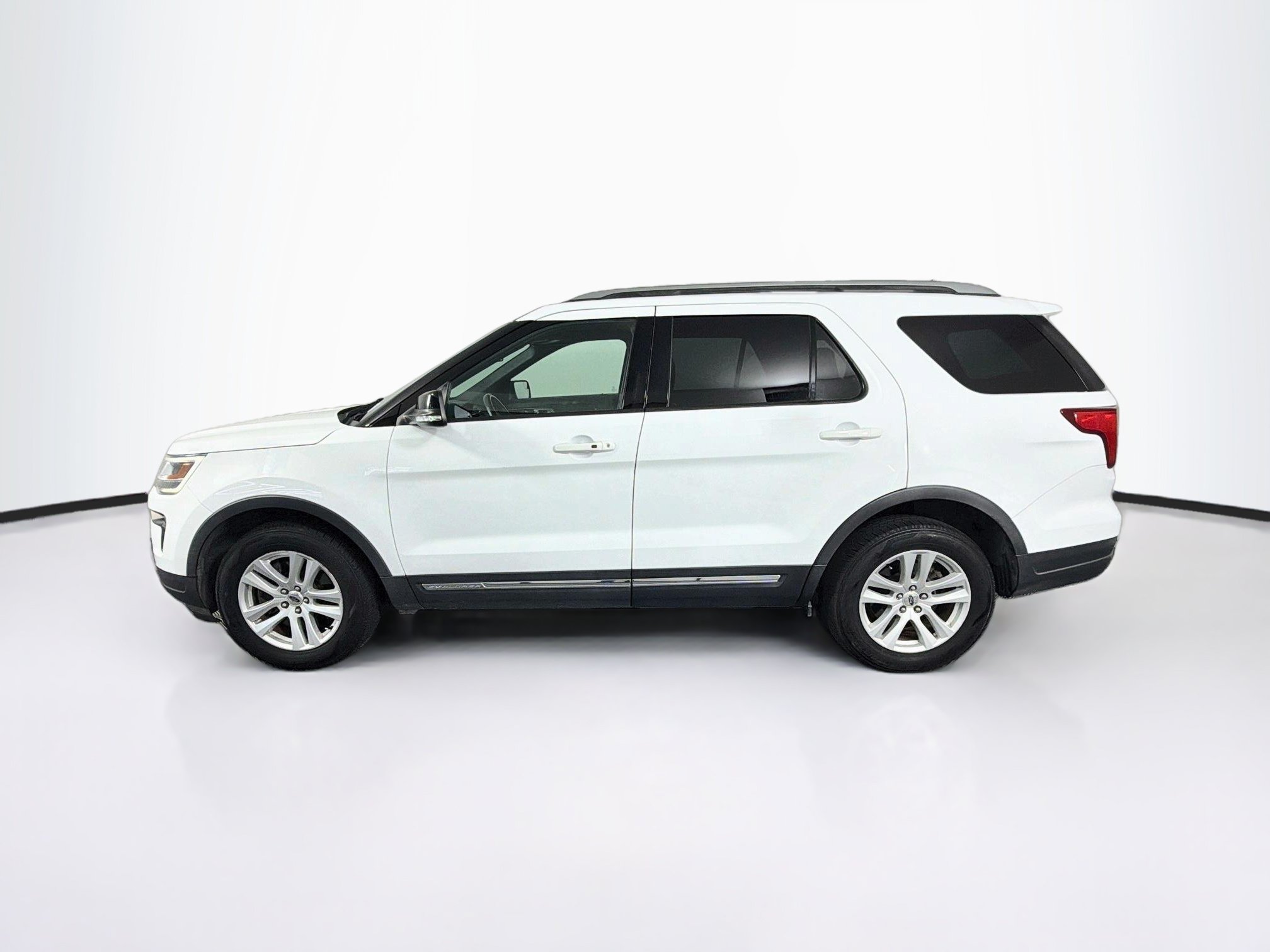 Used 2018 Ford Explorer XLT w/ Equipment Group 201A AWD/4WD image 4