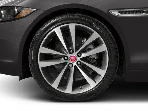 Used 2018 Jaguar XE Premium image 11