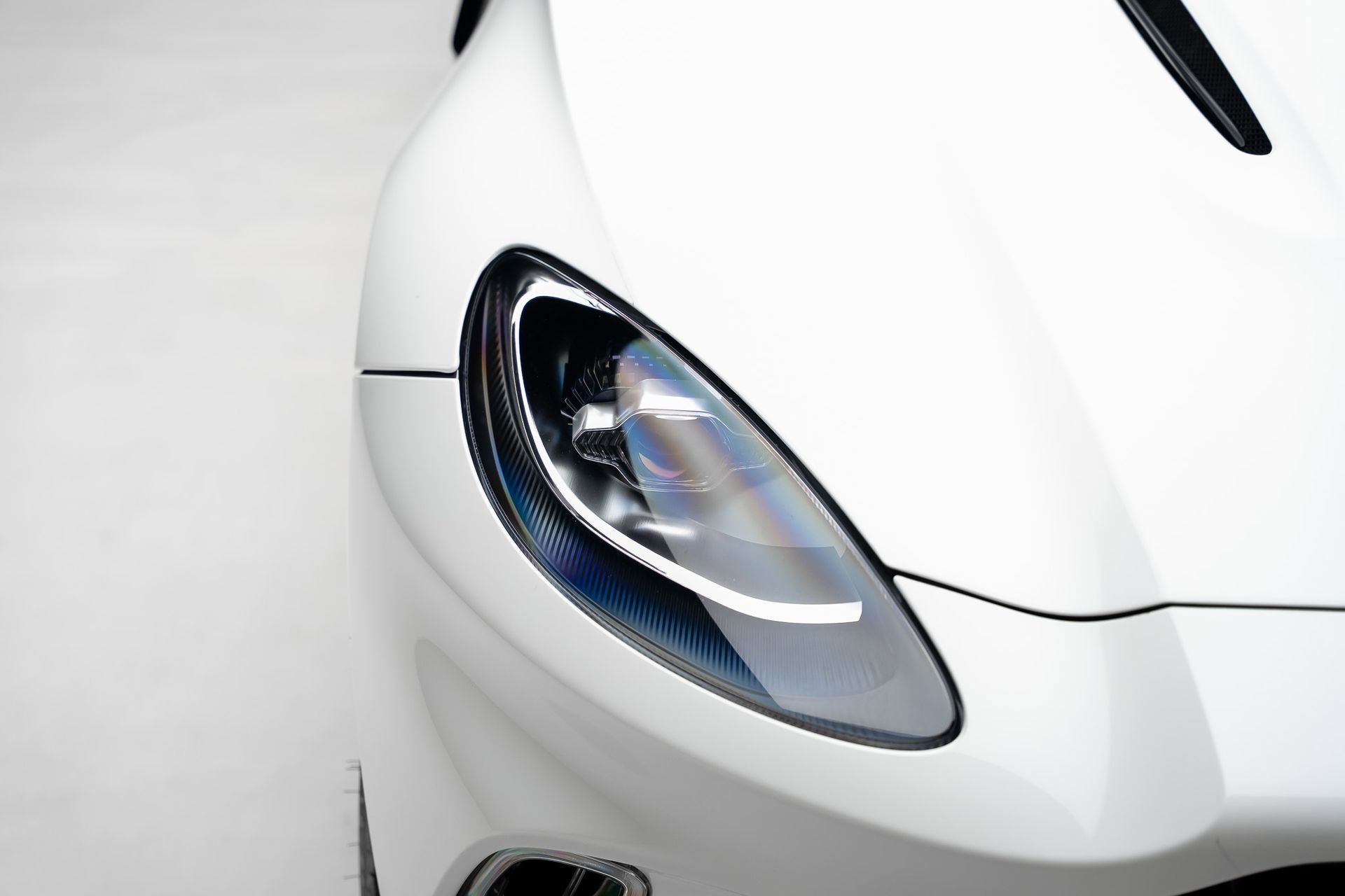 Used 2021 Aston Martin DBX AWD/4WD image 11