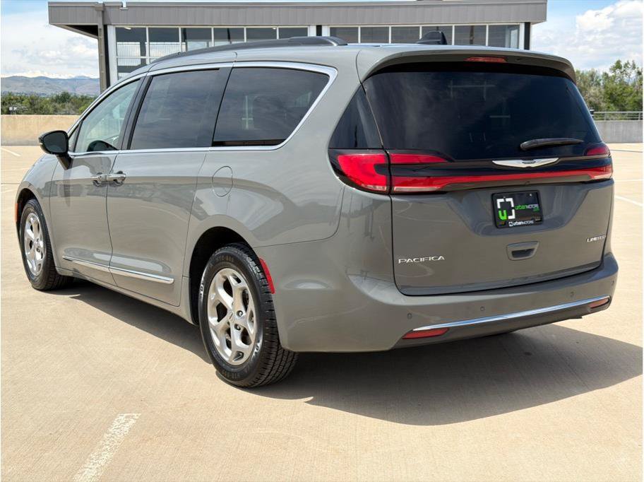 Used 2023 Chrysler Pacifica Limited FWD image 6