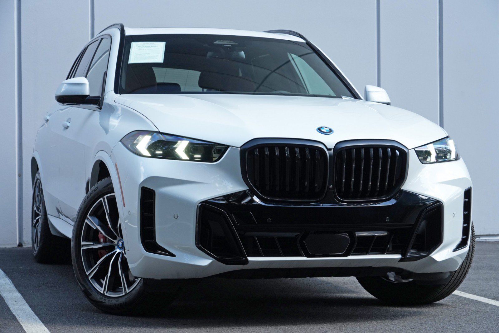 Used 2024 BMW X5 xDrive50e w/ M Sport Package AWD/4WD image 4