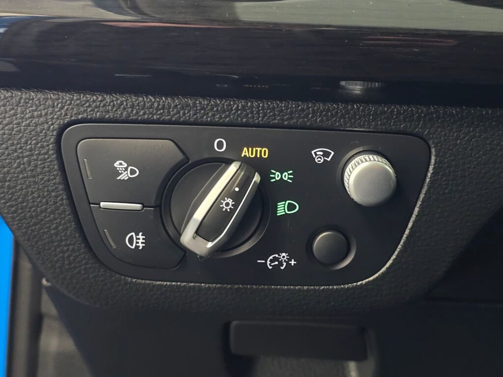 Used 2020 Audi Q5 e Prestige w/ Prestige Package image 38