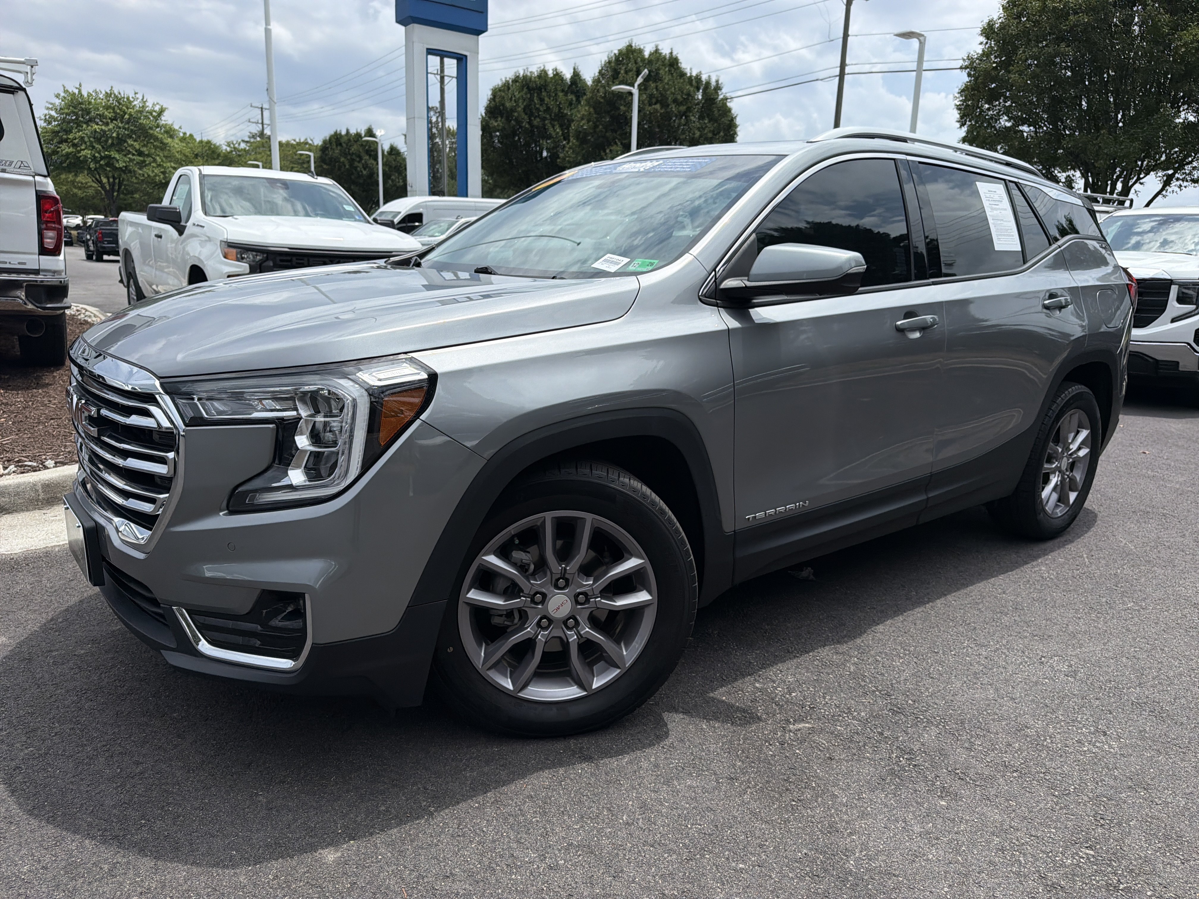 Used 2023 GMC Terrain SLT w/ Tech Package FWD image 5