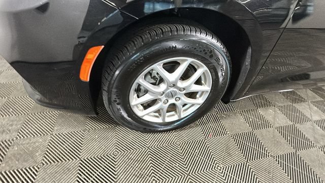 Used 2024 Chrysler Pacifica Touring-L FWD image 9