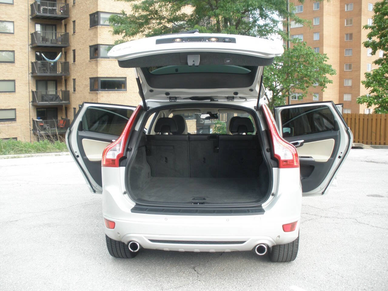 Used 2011 Volvo XC60 T6 R-Design w/ Convenience Pkg AWD/4WD image 21