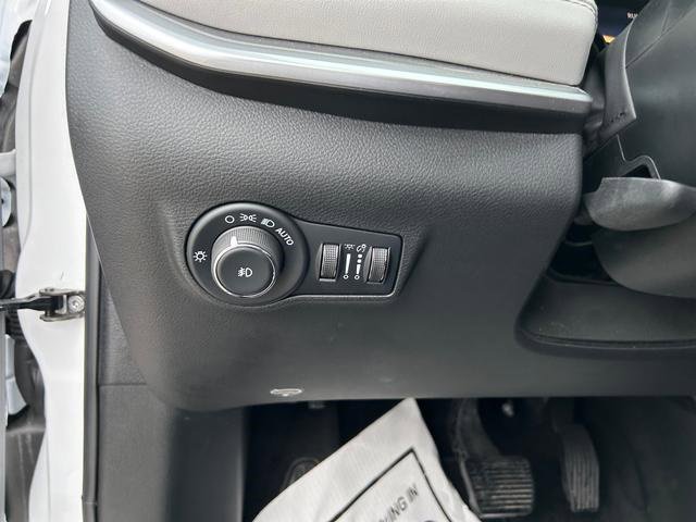 Used 2025 Jeep Compass Limited image 24