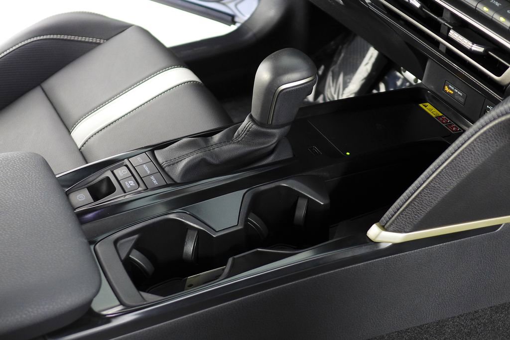 Used 2025 Toyota Camry SE w/ Convenience Package image 15