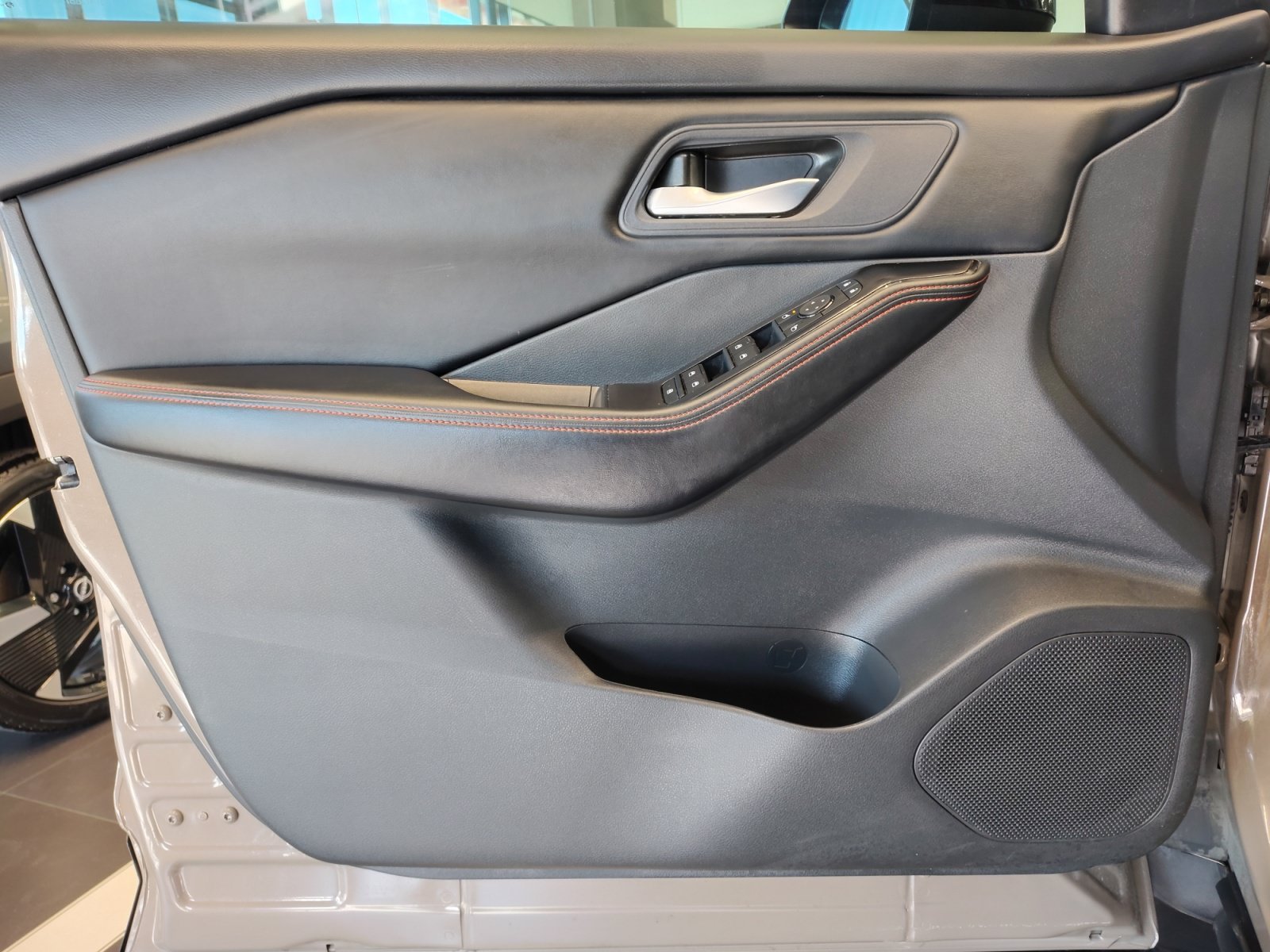 Used 2025 Nissan Rogue SV AWD/4WD image 27
