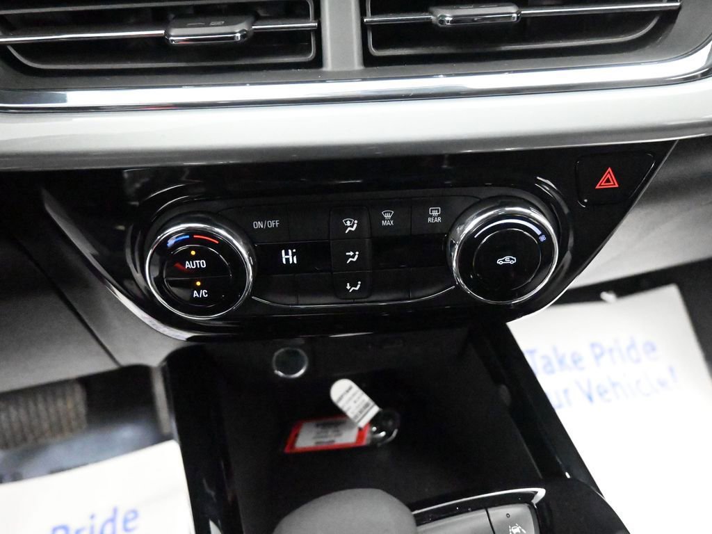 Used 2025 Chevrolet Trax LT image 37