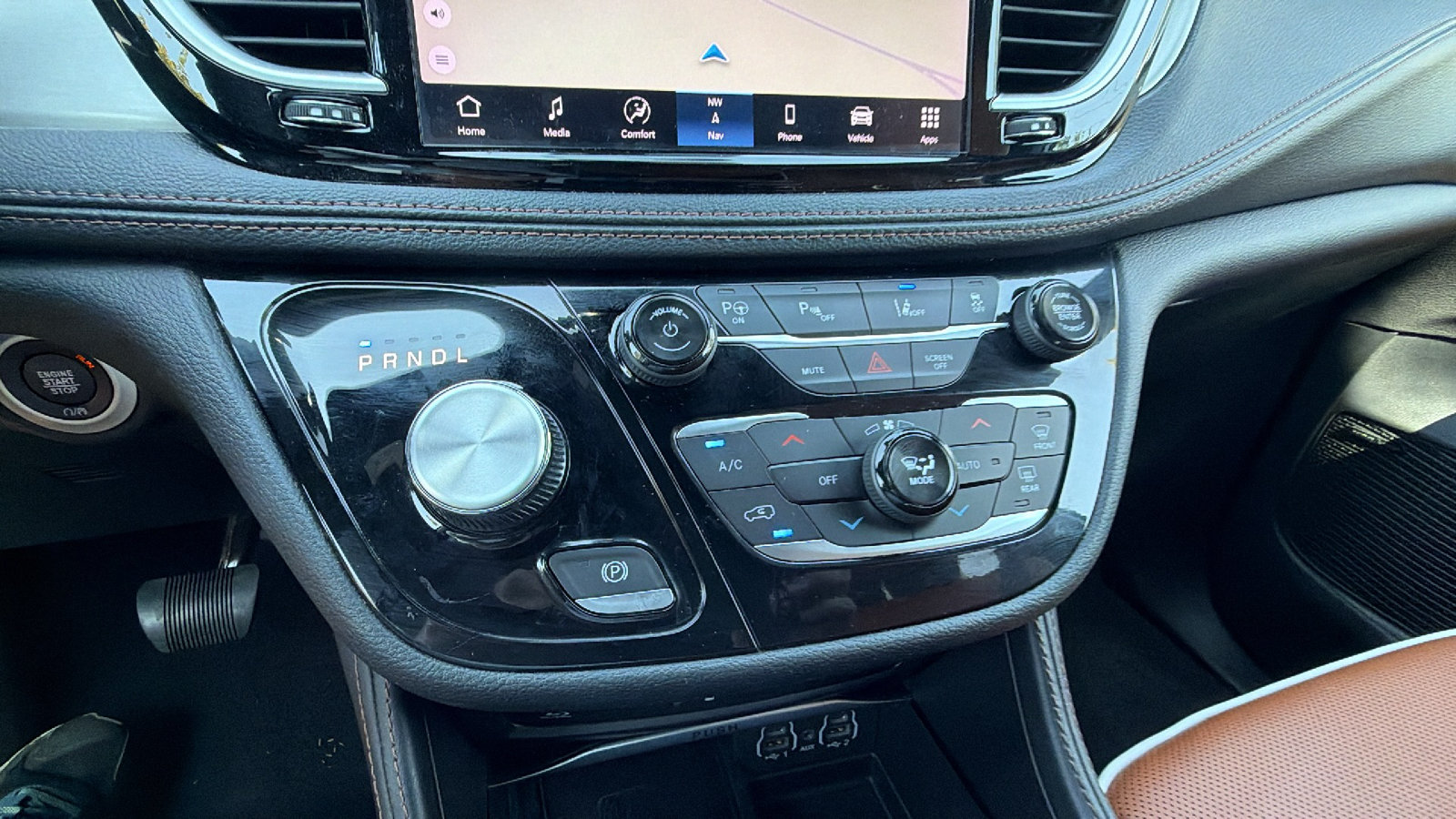 Used 2024 Chrysler Pacifica Pinnacle FWD image 32