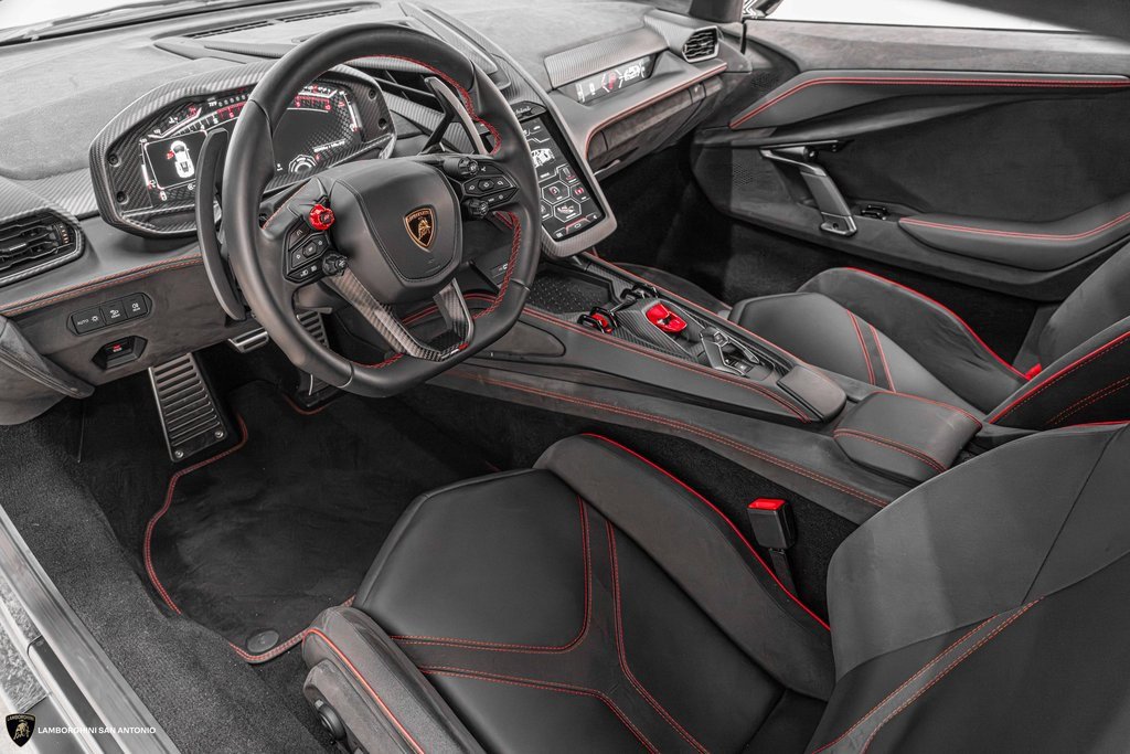 Used 2024 Lamborghini Revuelto image 5