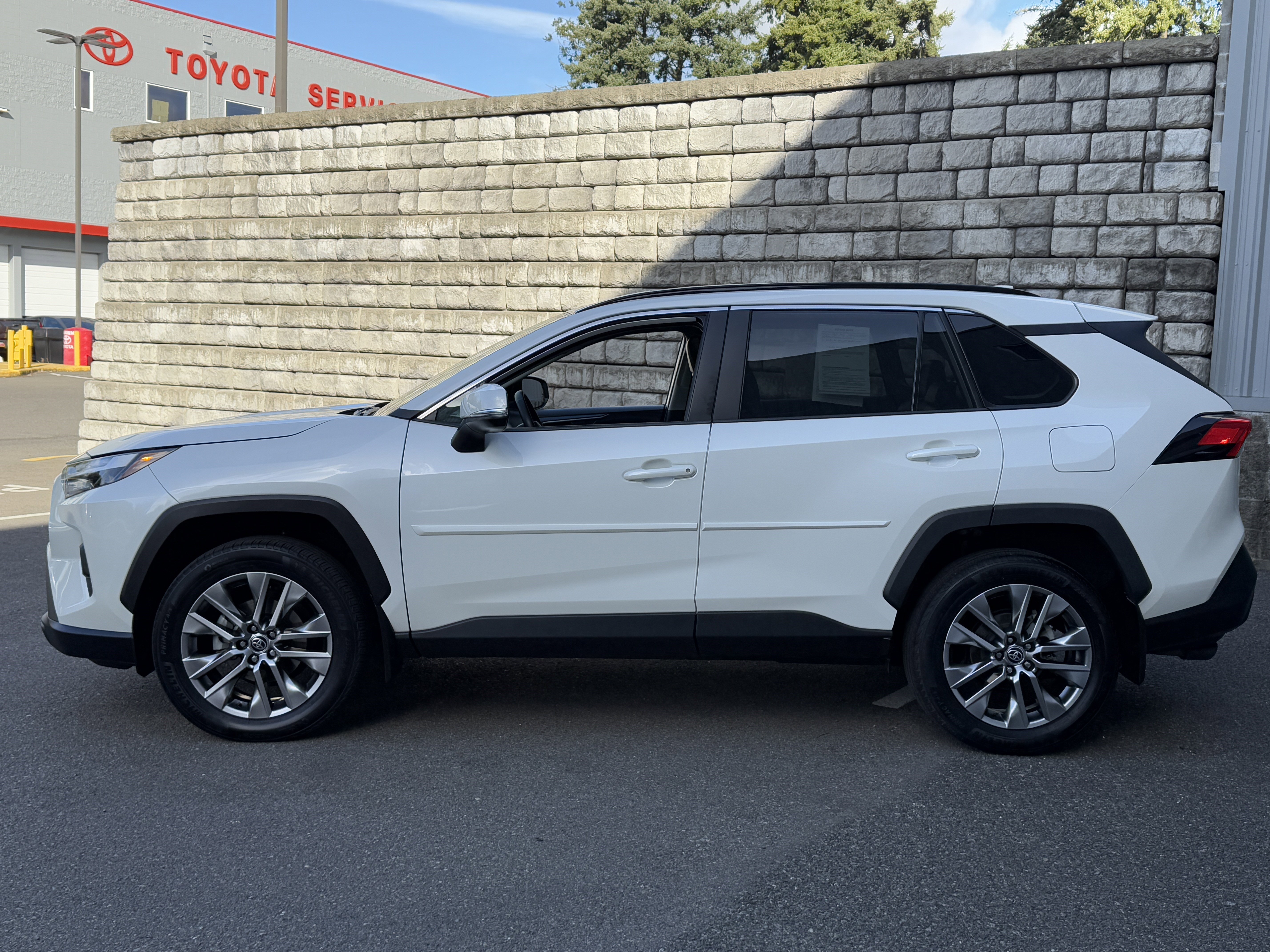 Used 2022 Toyota RAV4 XLE Premium image 2