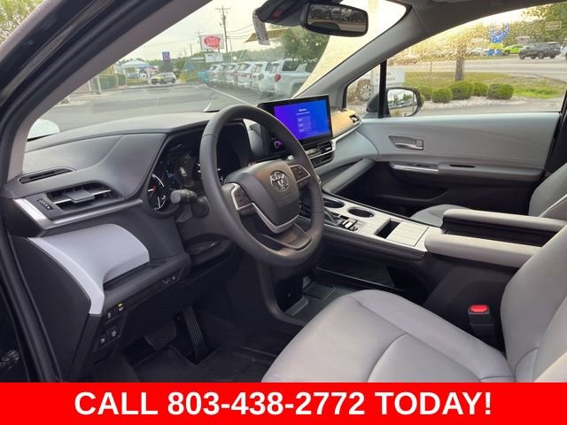 Used 2025 Toyota Sienna XLE image 6