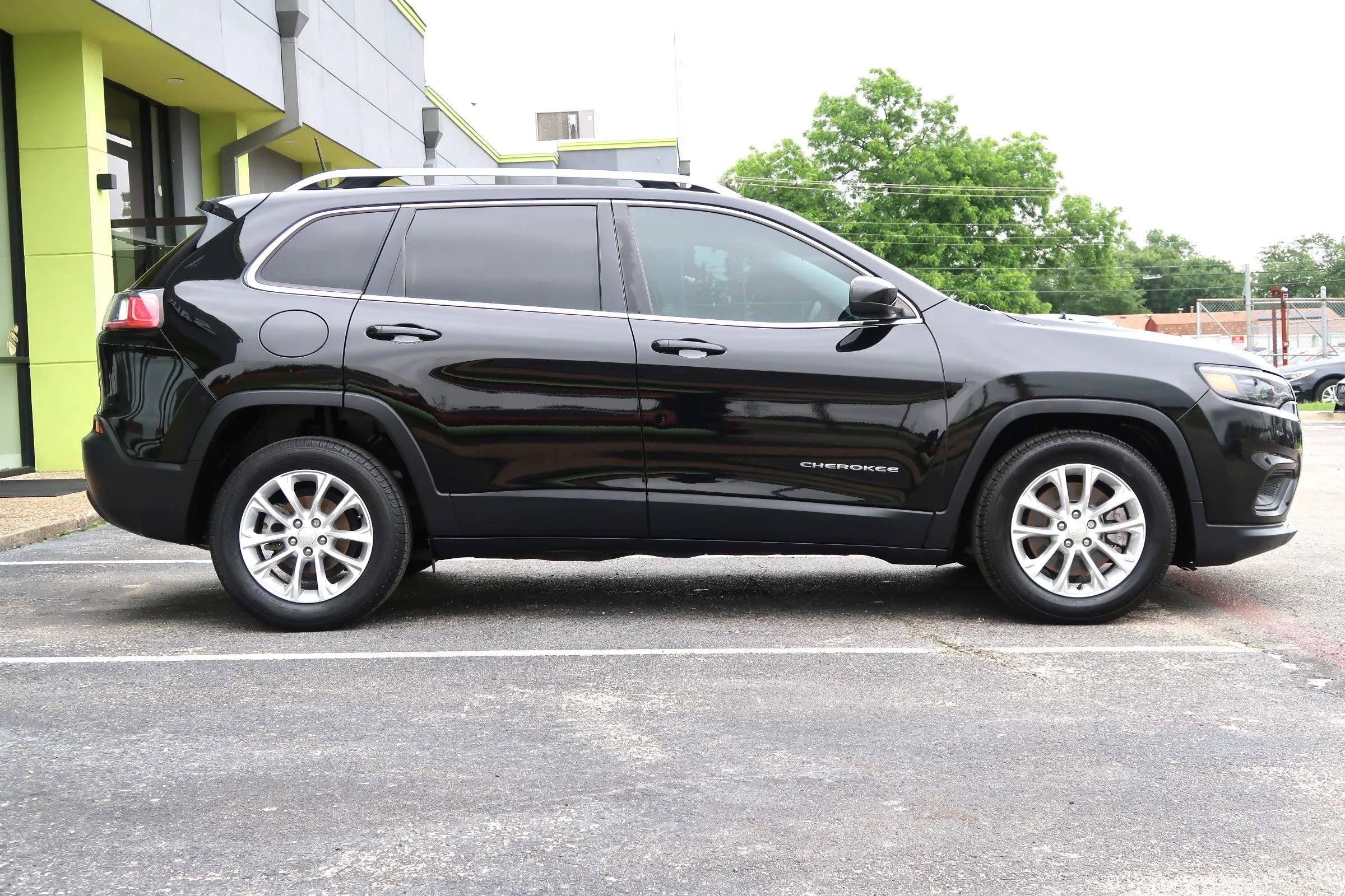 Used 2019 Jeep Cherokee Latitude w/ Popular Appearance Group FWD image 8