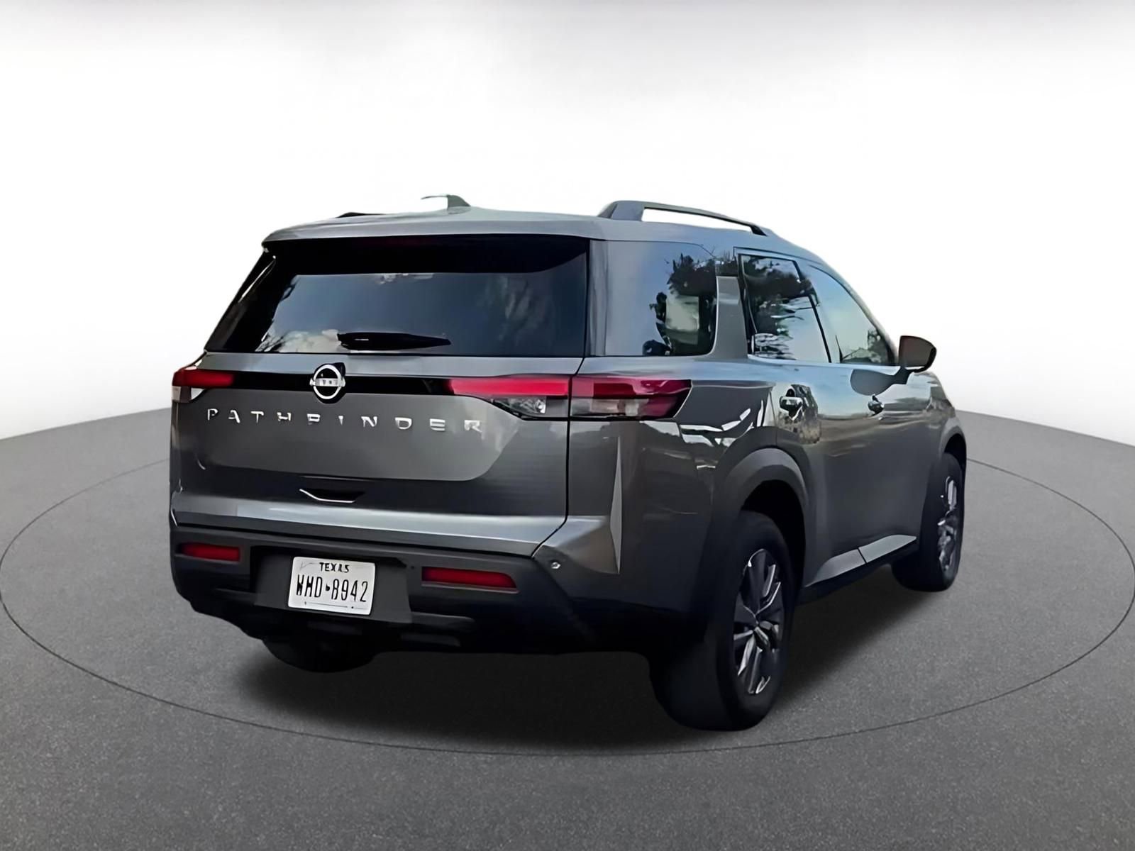 Used 2025 Nissan Pathfinder SV image 11