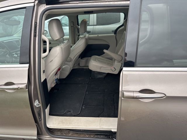 Used 2017 Chrysler Pacifica Touring-L w/ Tire & Wheel Group FWD image 13